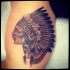 Tatuaje en el brazo, retrato simple de jefe indio viejo