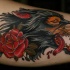 Tatuaje en el brazo,
lobo furioso con sangre y rosa, estilo viejo tradicional