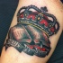 stile tradizionale corona con scritto tatuaggio