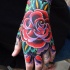 Tatuaggio classico sulla mano la rosa colorata