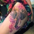 Trash polka style créatif à la recherche de tatouage de cuisse d'éléphant avec des fleurs par Marcella Alves