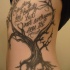 albero e scritto tatuaggio sulle costolette