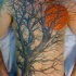 Tatuaje de un árbol y una luna roja.