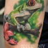 rana albero con fiore rosa tatuaggio