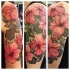 Tatuaje en el brazo, hibiscos alucinantes en tonos pasteles y ornamento floral