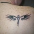 semplice carino tribale angelo tatuaggio sulla scapola
