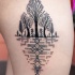 Tatuaje en el muslo,  árboles diferentes negros, estilo tribal