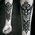 stile tribale inchiostro nero totem antico tatuaggio su braccio