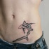stile tribale piccolo inchiostro nero squalo tatuaggio su pancia