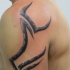 stile tribale semplice dipinto nero e bianco simbolico tatuaggio su spalla