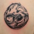 Tatuaje en el hombro, lobo y chica en un círculo