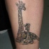 bellissime giraffe mamma con figlio tatuaggio colorato su gamba