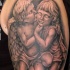 DUE CHERUBINI IN GINOCCHIO TATUAGGIO SUL BRACCIO