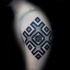 Typisches schwarzweißes Ornament Tattoo an der Schulter