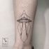 Typisches schwarzes Knöchel Tattoo von Aliens Schiff