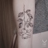 Tatuagem de antebraço estilo blackwork típico de rosa surpreendente por Zihwa