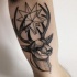 Style de blackwork typique peint par Michele Zingales tatouage biceps de tête de cerf avec une étoile