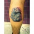 Typisches farbiges Bein Tattoo mit Storm Trooper Helm
