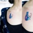 Típico para tatuagem de menina de gato com estrelas e flores