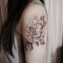 Tatuagem típica de ombro estilo Zihwa blackwork de rosas impressionantes