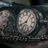 Tatuaje en el brazo,
reloj de bolsillo retro exclusivo