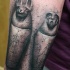 Tatuaje en el antebrazo,
estatuas antiguas de Dioses egipcios