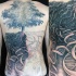Tatuaje en la espalda, árbol solo con montón de ADNs