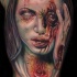 Unglaublich aussehendes farbiges im Horror Stil sehr detailliertes Bizeps Tattoo mit Zombie Frau Gesicht