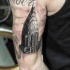 Unglaubliches realistisch aussehendes Bizeps Tattoo mit  Empire State Building
