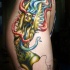 Unvollendetes sehr detailliert aussehendes farbiges Tattoo mit Dämon Frau auf Oberschenkel