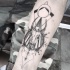 Tatuaje en el antebrazo, cráneo animal con símbolos misteriosos
