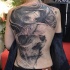 Tatuaje en la espalda, mujer oscura con cráneo viejo, colores negro blanco