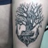 Tatuaje en el muslo,  mitad árbol mitad ancla estupenda, colores negro blanco