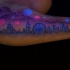 Tatuaje en el antebrazo,
ciudad nocturna con tinta ultravioleta