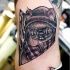 Tatuaje en el brazo, ewok sonriente negro blanco en gafas de sol