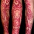 Tatuaje en el brazo,
budista pintado con tinta roja