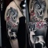 Tatuaje en el brazo, lechuza con ciervo y patrón floral