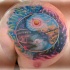 Tatuaje en el hombro, yin yang en un paisaje