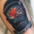 particolare stile ritratto di marinaio su faccia quadro barca su mare tatuaggio colorato con scritto su gamba