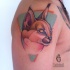 Tatuagem de ombro colorida nova escola estilo de fantasia caracal com triângulo