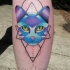 Novo estilo de escola colorido tatuagem de perna de cabeça de gato com figuras geométricas