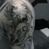 Tatuaje en el brazo, cráneo de alce у hojas de arce