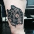 Tatuaggio carino sulla gamba la testa del gatto con la bocca spalancata