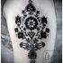 Tatuaje en el brazo, ornamento floral estupendo elegante, tinta negra