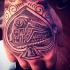 Tatuaje en la mano, 
pica con imagen de tren