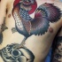 insolito combinazione colorato gallo danzando su cranio tatuaggio  su corpo