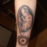 Tatuaje en el antebrazo, el embrión con auriculares, idea divertida
