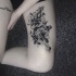 Tatouage de cuisse de style dotwork combiné inhabituel de fleurs avec des triangles