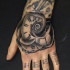 insolito combinato meta rosa meta orologio tatuaggio su mano