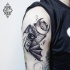 insolito combinazione piccolo inchiostro nero pipistrello con bara e luna tatuaggio su braccio